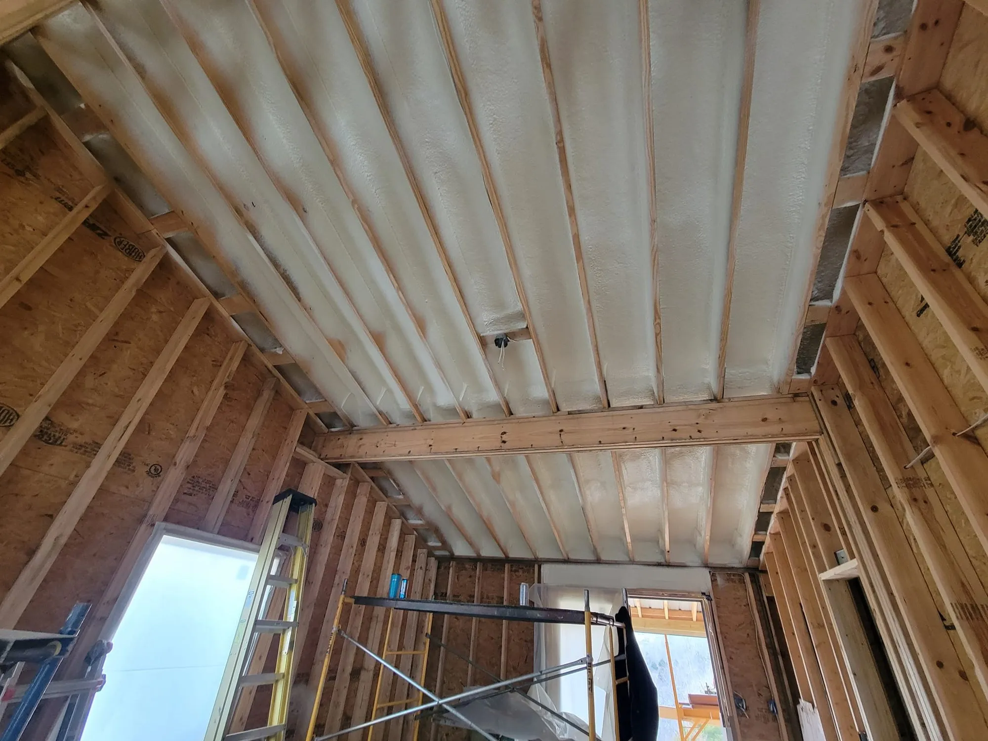 Insulated building assembly with spray foam